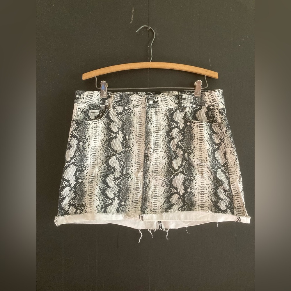 Tinseltown Black and White Snake Print Skirt